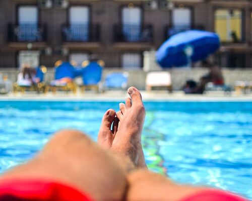 chilling-feet-legs-lounger