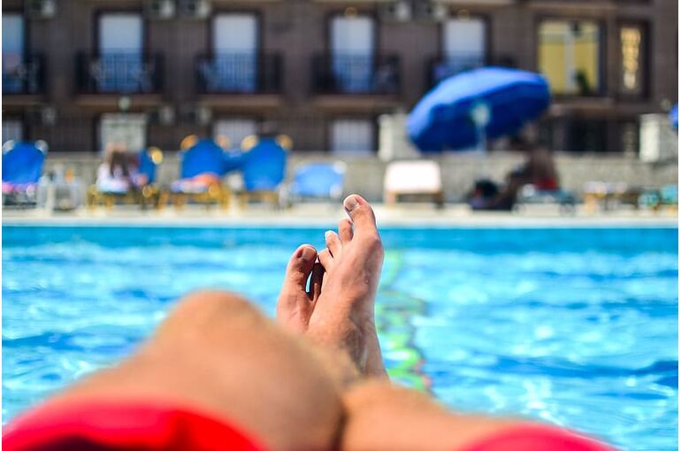 chilling-feet-legs-lounger