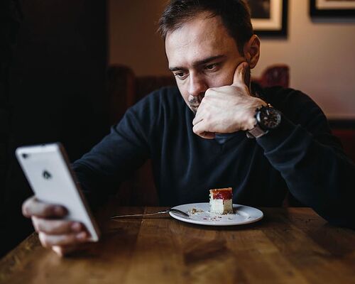 caucasian-interior-coffee-man (1)
