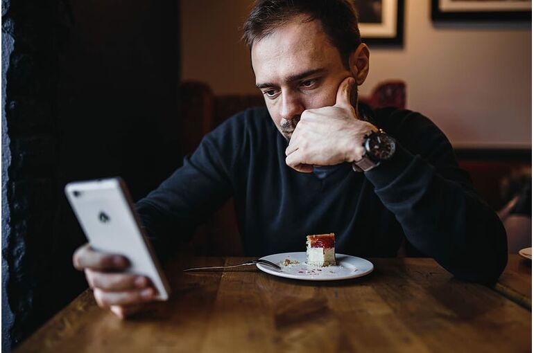 caucasian-interior-coffee-man (1)