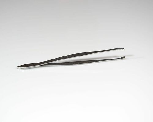 tweezers-eyebrows-cosmetics