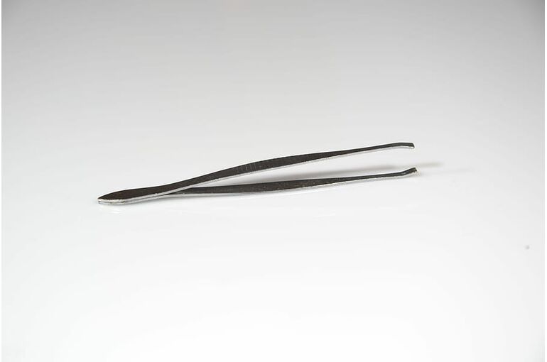 tweezers-eyebrows-cosmetics